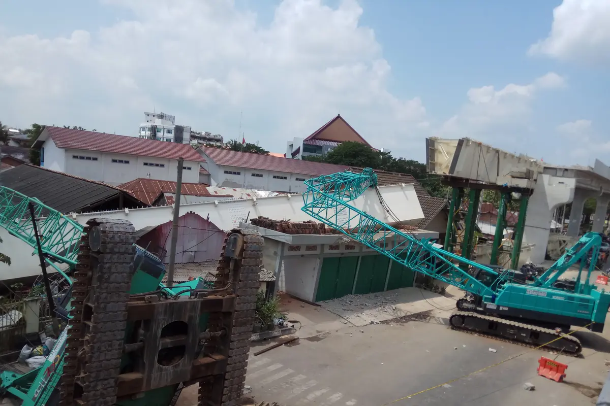 2 unit alat berat crane yang terjatuh saat mengangkat steel box (Liputan6.com / Nefri Inge)
