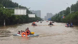 Kota Zhuozhou telah menanggung beban badai terburuk di China utara dalam lebih dari satu dekade. (AP Photo/Andy Wong)