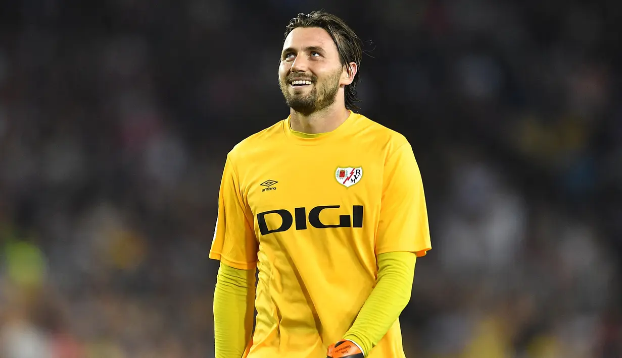 Curi Dimitrievski.  Penjaga gawang asal Makedonia Utara yang kini memasuki musim keempat berseragam Rayo Vallecano sejak meninggalkan Gimnastic pada pertengahan musim 2018/2019 ini, lahir pada 25 Desember 1993 di Kumanovo, Makedonia Utara.  Natal ini dia akan berusia 29 tahun.  (AFP/Pau Barrena)