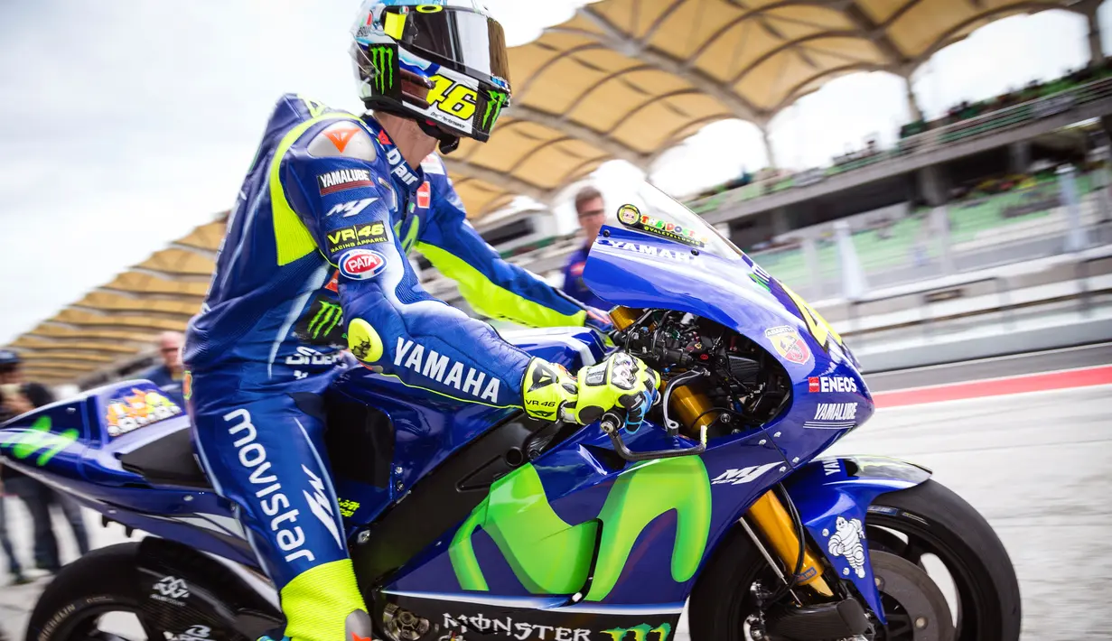 Valentino Rossi mengendarai YZR-M1 tanpa sayap di hari kedua tes pramusim di Sirkuit Sepang, Malaysia, Selasa (31/1). Dorna (penyelenggara MotoGP) melarangan penggunaan winglet pada MotoGP 2017. (AP PHOTO)