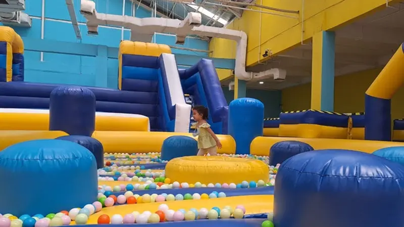 Pembukaan wahana benteng balon atau inflatable park yang berada di Ciledug, Tangerang, Banten.