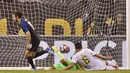 Pemain AS, Graham Zusi (kiri), saat mencetaak gol ke gawang Kosta Rika pada laga penyisihan Grup A Copa America Centenario 2016 di Chicago, Illinois, AS, (8/6/2016) WIB. (AFP/Omar Torres)