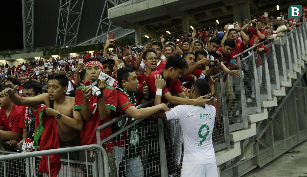 Seorang suporter menyapa striker Timnas Indonesia, Beto Goncalves, usai dikalahkan Singapura pada laga Piala AFF di Stadion Nasional, Singapura, Jumat (9/11). Singapura menang 1-0 atas Indonesia. (Bola.com/M. Iqbal Ichsan)