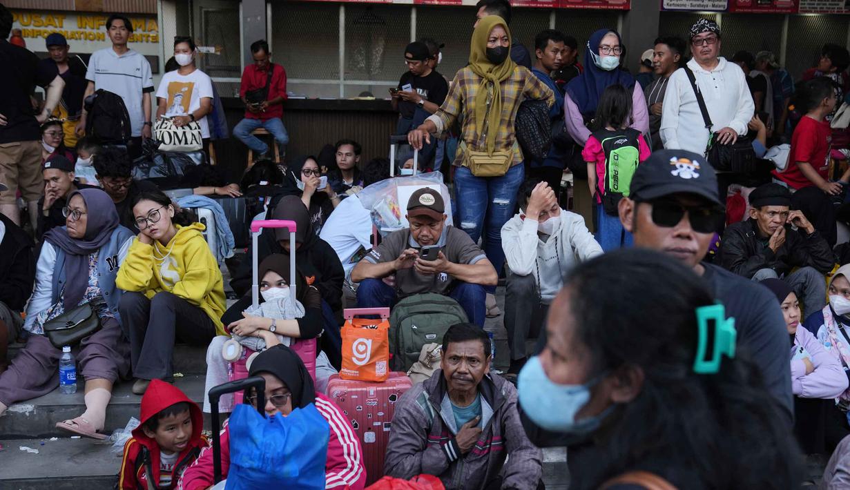 Dan, untuk mengantisipasi lonjakan penumpang, pengelola terminal telah berkoordinasi dengan perusahaan otobus untuk menyiapkan armada tambahan sebanyak 50 unit bus cadangan. Tampak dalam foto, para calon penumpang menunggu bus yang akan mengangkut mereka menuju kampung halaman menjelang libur Idul Fitri 1447 Hijriah sekaligus menandai berakhirnya bulan suci puasa Ramadan, di terminal Terminal Kalideres, Jakarta, Rabu 18 Maret 2026. (AP Photo/Dita Alangkara)