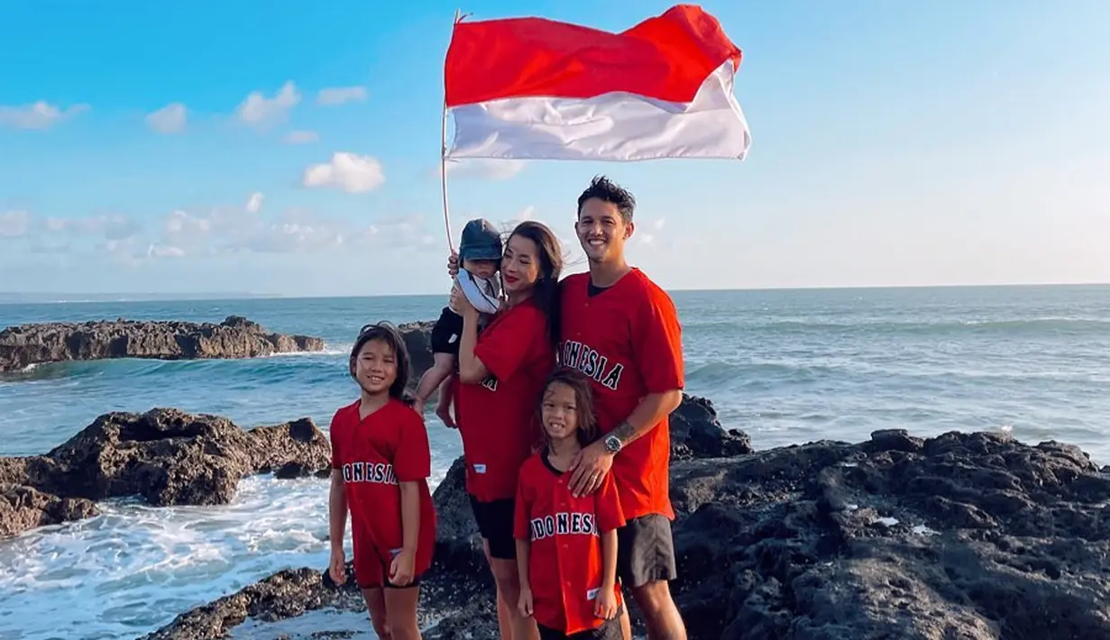 Nuansa kemerdekaan dengan kaus merah (Foto: Instagram @jenniferbachdim)
