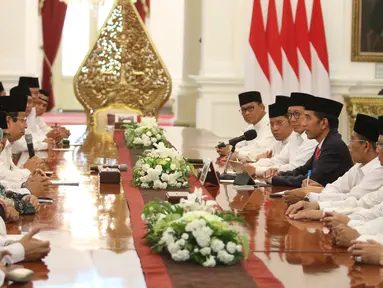 Presiden Joko Widodo (Jokowi) bertemu dengan para Qori dan Qoriah tingkat internasional dan nasional serta tokoh ulama di Istana Merdeka, Jakarta, Senin (12/6). (Liputan6.com/Angga Yuniar)