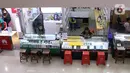 Suasana sentra penjualan ponsel di ITC Roxy Mas, Jakarta, Senin (20/7/2020). Menurut pedagang, penjualan ponsel di tempat tersebut mulai kembali normal usai sempat mengalami penurunan penjualan akibat pandemi Covid-19. (Liputan6.com/Angga Yuniar)