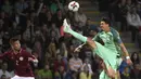 Bek Portugal, Jose Fonte, membuang bola dari bek Latvia, Vitalijs Maksimenko, pada laga kualifikasi Piala Dunia 2018 di Stadion Skonto, Riga, Jumat (9/6/2017). Latvia kalah 0-3 dari Portugal. (AP/Roman Koksarov)