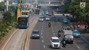 Sejumlah pengendara kendaraan bermotor melintasi Jalan MH Thamrin, Jakarta, Kamis (27/6/2019). Adanya rekayasa lalu lintas di sejumlah titik terkait sidang putusan Mahkamah Konstitusi menyebabkan jalan protokol di pusat kota itu lebih lengang dibanding hari biasa. (Liputan6.com/Immanuel Antonius)