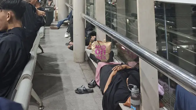 Senasib Sepenanggungan di Stasiun Cikarang