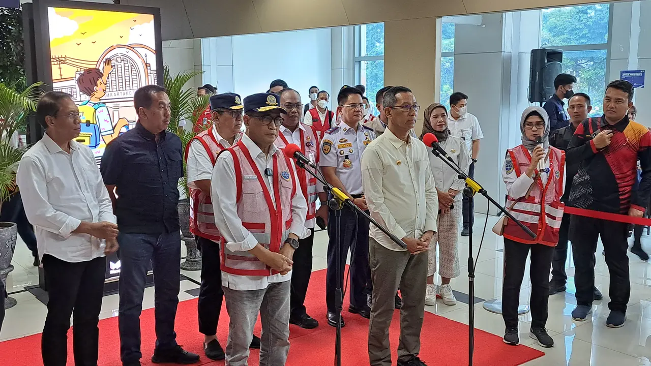 Menteri Perhubungan Budi Karya Sumadi dan Penjabat (Pj) Gubernur DKI Jakarta Heru Budi Hartono meninjau sarana dan prasarana perkeretaapian di Ibu Kota dan Banten pada Minggu (28/5) (Lydia Fransisca/Merdeka.com)