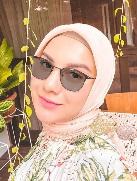 Dengan kacamata berlensa hitam, wanita berusia 24 tahun ini tampil memakau meski hanya menggunakan makeup yang berkesan natural. (Liputan6.com/IG/@_irishbella_)