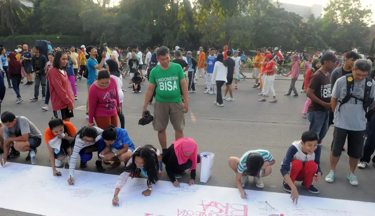 'Aksi Damai 5.000 Tandatangan Suarakan Hak-hak Sipil dan Anak-Perempuan' yang digelar pada Minggu pagi (24/8/2014), langsung menarik perhatian sejumlah warga untuk berpartisipasi, (Liputan6.com/Herman Zakharia)
