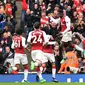 Striker Arsenal, Danny Welbeck, merayakan gol yang dicetaknya ke gawang Southampton pada laga Premier League di Stadion Emirates, London, Minggu (8/4/2018). Arsenal menang 3-2 atas Southampton. (AFP/Glyn Kirk)