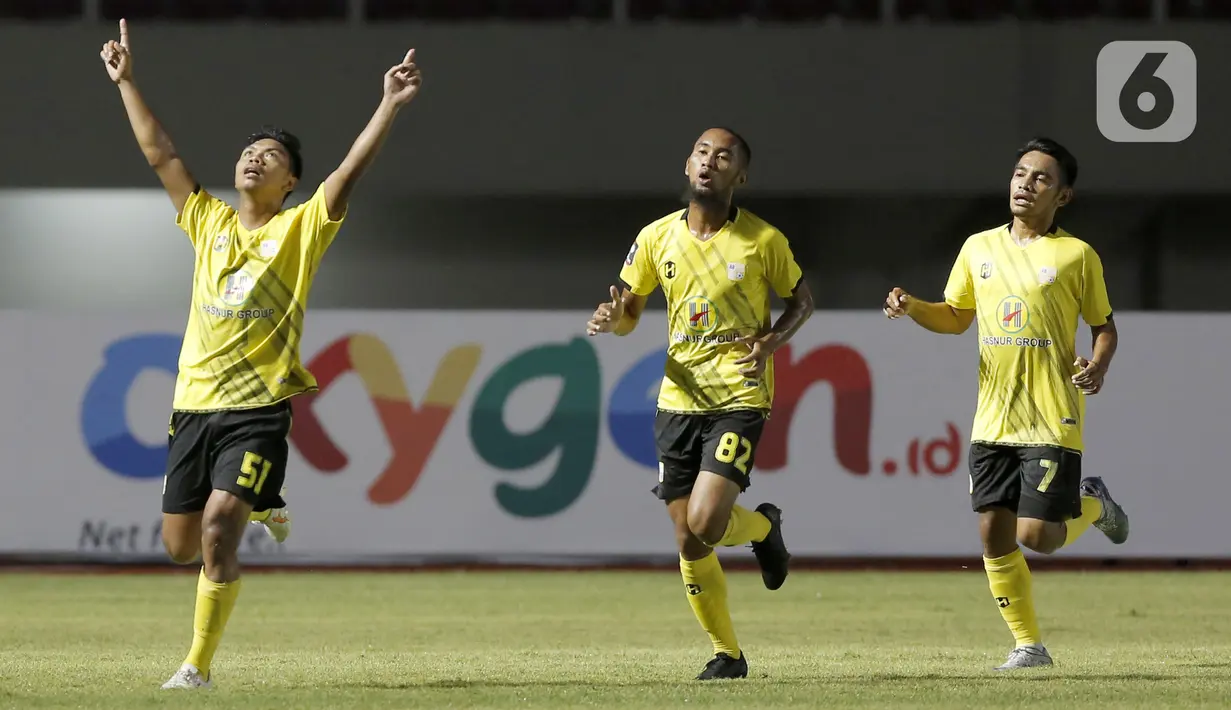 Ekspresi pemain Barito Putera Alif Jaelani (kiri) setelah mencetak gol pertama ke gawang Arema FC dalam pertandingan babak penyisihan Piala Menpora 2021 di Stadion Manahan, Solo, Kamis (25/3/2021). Arema FC kalah 1-2. (Bola.com/Arief Bagus)