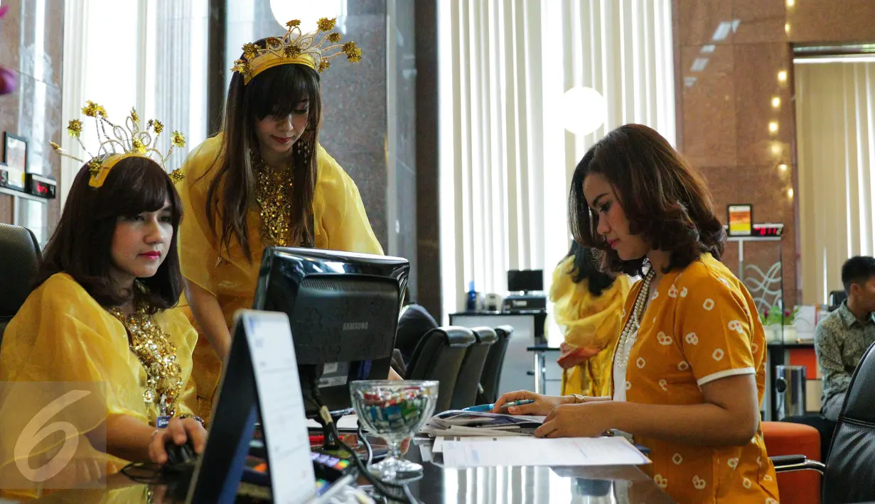 Teller berpakaian daerah melayani nasabah yang melakukan transaksi di Kantor Cabang Khusus (KCK) BRI, Jakarta, Jumat (21/4). Memperingati Hari Kartini, seluruh pegawai BRI mengenakan pakaian daerah dalam melayani nasabahnya. (Liputan6.com/Faizal Fanani)