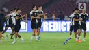 Pemain yang baru saja dinaturalisasi, Kevin Diks (tengah) juga terlihat ikut menjalani latihan resmi bersama timnas Indonesia. (Liputan6.com/Angga Yuniar)