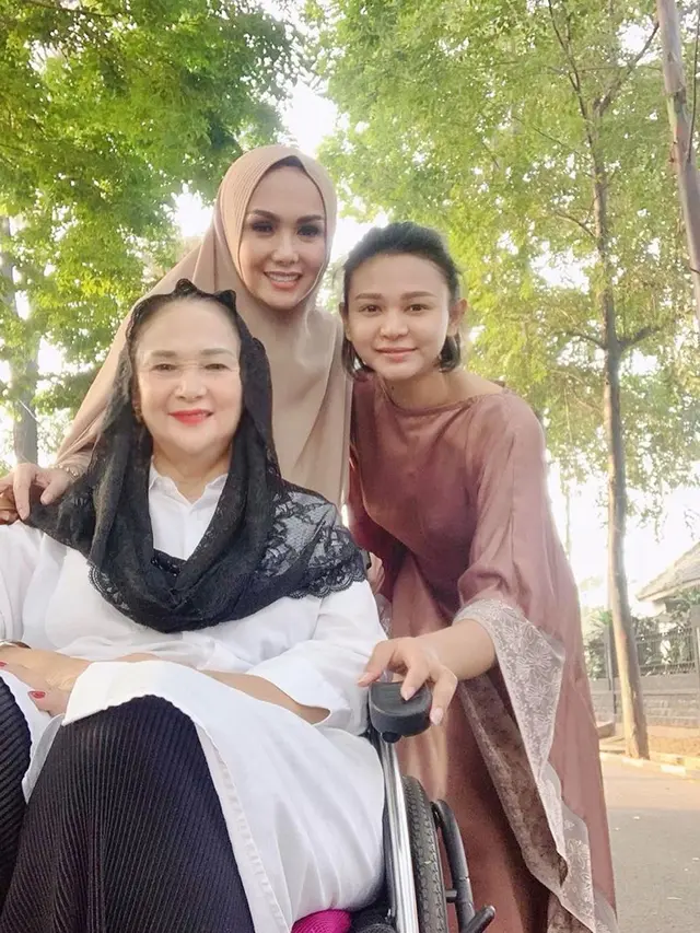 6 Pesona Yuni Shara saat Memakai Hijab, Cantik Maksimal