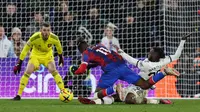 Bek kanan MU, Aaron Wan Bissaka (kanan) berhasil menghalau bola dari pemain Crystal Palace, Wilfried Zaha dalam pertandingan lanjutan Liga Inggris 2022/2023 yang berlangsung di Selhurst Park, London, Kamis (19/1/2023). (AFP/Adrian Dennis)