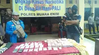 Anggota Polres Muara Enim mengamankan narkoba jenis sabu di rumah bandar narkoba di Kabupaten PALI Sumsel (dok.istimewa / Nefri Inge)