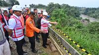 Menteri Perhubungan Budi Karya Sumadi meninjau jalur kereta api lintas Bogor – Sukabumi yang terdampak bencana longsor yang terjadi pada Selasa (14/3) lalu. Dalam tinjauannya, Menhub mengecek upaya perbaikan dan pemulihan rel yang tengah dilakukan oleh tim gabungan di lapangan. (Dok. Kemenhub)