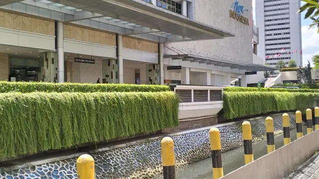 Kali di sebelah Mal Plaza Indonesia, Jakarta Pusat (Liputan6.com/Shabina Nasywa)
