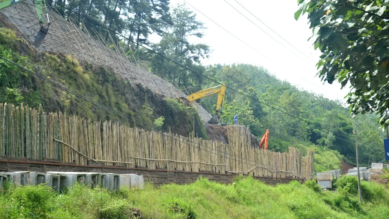 Tebing dipasang crucuk atau pagar pengaman dari bambu dan besi dalam proyek jalur ganda. (Foto: Liputan6.com/Muhamad Ridlo)