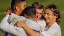 Para pemain Real Madrid merayakan gol yang dicetak oleh Toni Kroos ke gawang Valencia pada laga Liga Spanyol di Stadion Alfredo Di Stefano, Minggu (14/2/2021). Real Madrid menang dengan skor 2-0. (AP/Manu Fernandez)