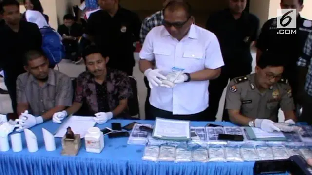 Tidak memiliki izin edar dan diduga mengandun zat berbahaya, direktorat kriminal khusus polisi daerah Sulawesi Tenggara, mengamankan puluhan ton garam beryodium ilegal dari sebuah  pabrik gudang pengolahannya