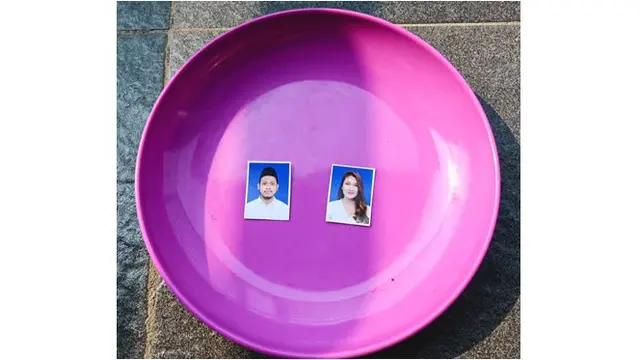 Unik, pelawak yang satu ini meletakkan fotonya dan sang istri diatas piring
