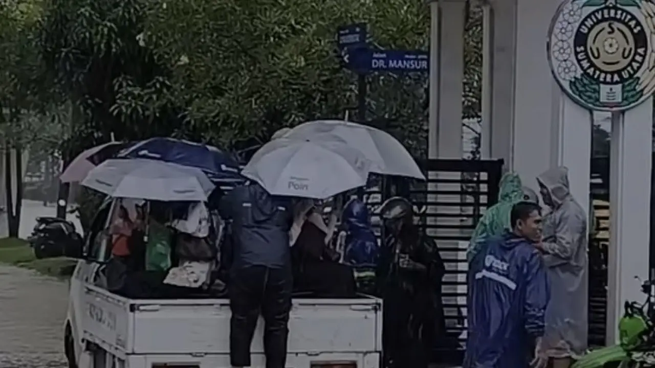 Wisudawan USU naik Pikap