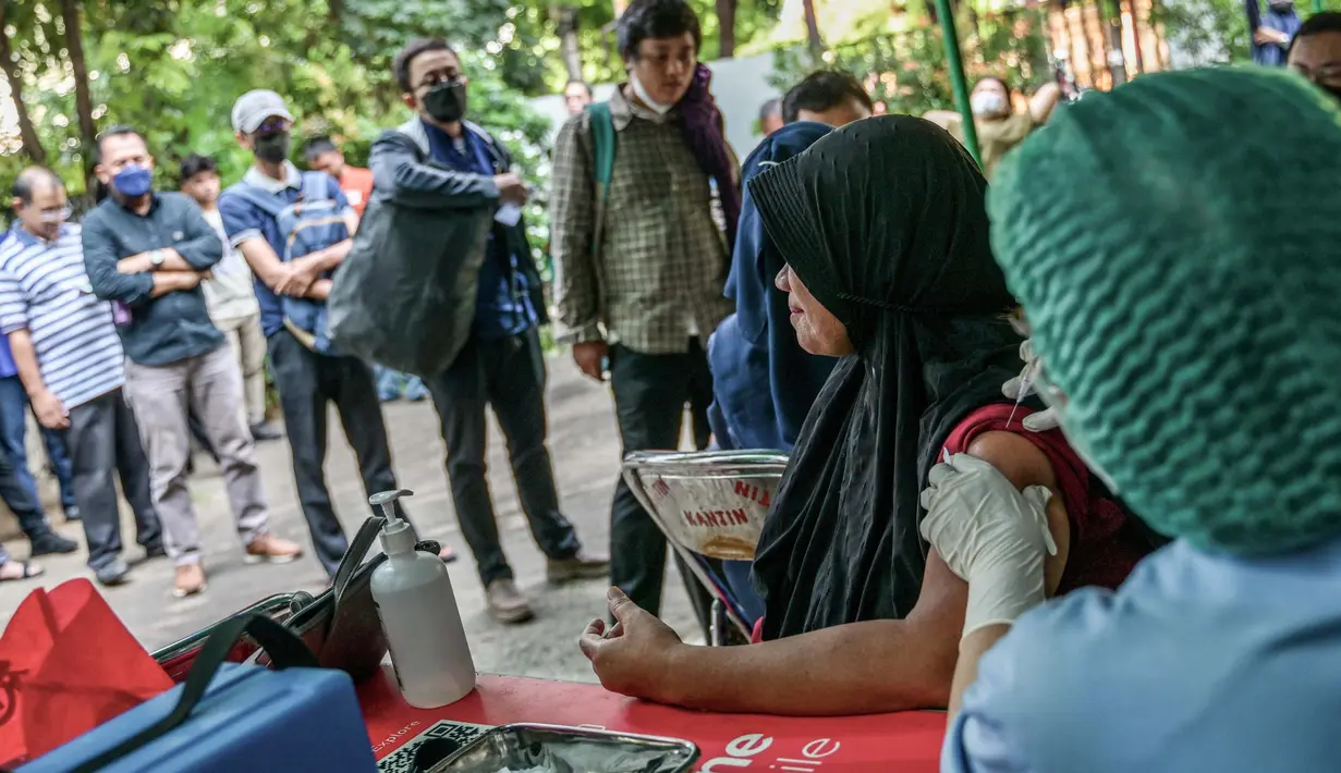 Hal ini dilakukan di tengah kekhawatiran akan lonjakan kasus Covid-19 selama liburan Natal dan Tahun Baru. (BAY ISMOYO/AFP)