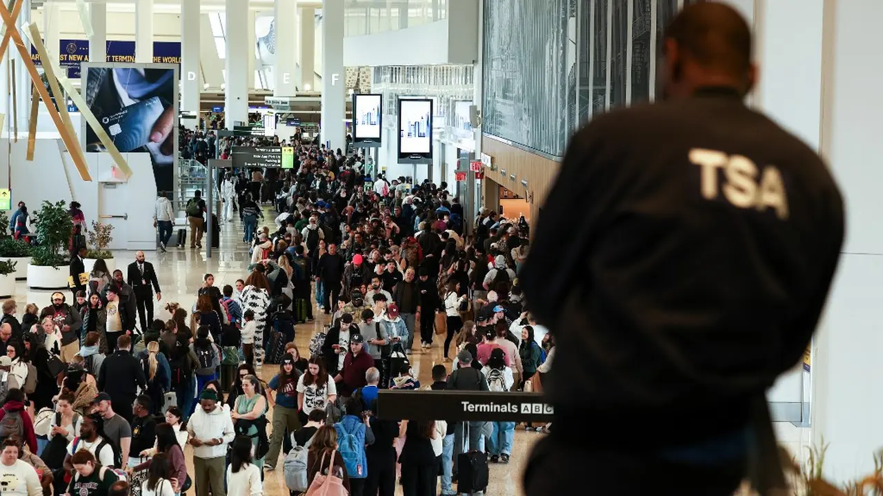 Krisis Petugas Keamanan Bandara AS, Calon Penumpang Pesawat Antre Check In hingga 3 Jam