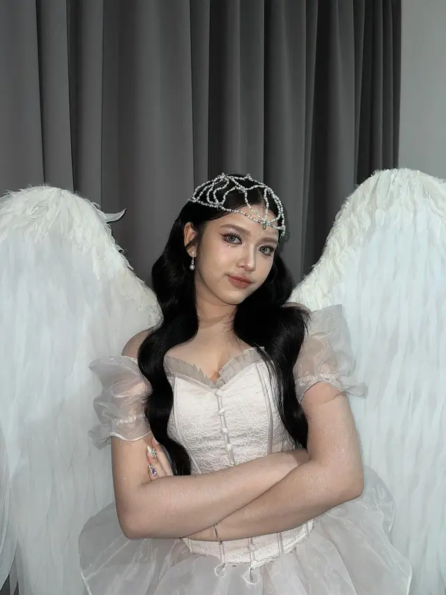 Pesona Cantik Tiara Andini Tampil Totalitas Jadi Malaikat Bersayap Saat Rilis Album Baru