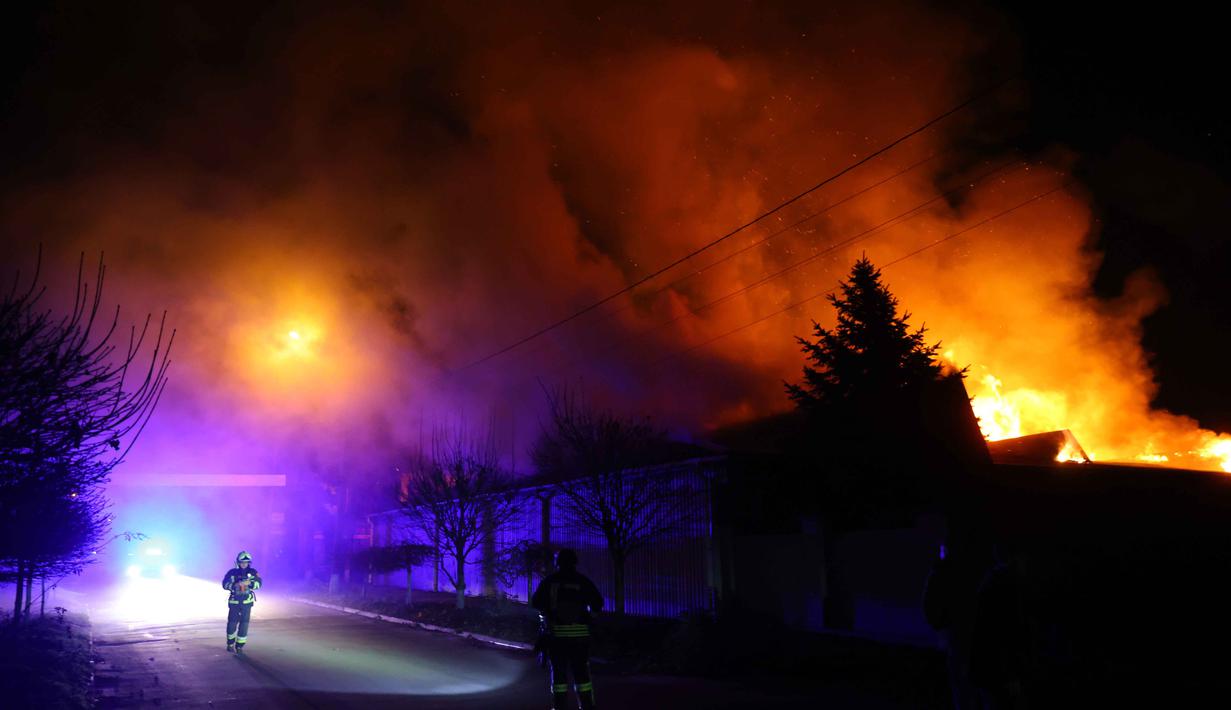 Tim penyelamat bekerja di lokasi serangan Rusia di Zaporizhzhia, Ukraina, Selasa 25 November 2025. Serangan pesawat tanpa awak atau drone Rusia kembali mengguncang Zaporizhzhia, Ukraina. (AP Photo/Kateryna Klochko)