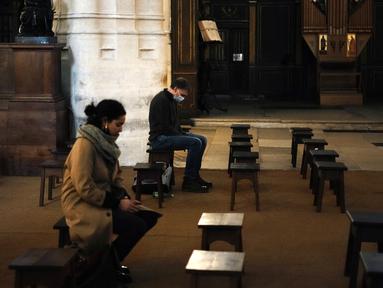Seorang pria mengenakan masker untuk mencegah penyebaran COVID-19 saat duduk di sebuah gereja di Paris, Prancis, 29 Desember 2021. Menteri Kesehatan Prancis Olivier Veran mengumumkan bahwa negara itu mencatat rekor tertinggi kasus baru COVID-19 dalam 24 jam terakhir. (AP Photo/Thibault Camus)