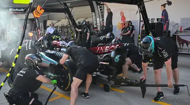 Para mekanik melakukan latihan pit stop dengan mobil pembalap Mercedes asal Inggris, Lewis Hamilton di Shanghai pada 18 April 2024. (Pedro PARDO/AFP)