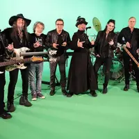 Dalam foto yang diunggah tampak Ahmad Dhani dan Andra Ramadhan berfoto bersama dengan musisi legenda dunia. Mereka adalah Simon Phillips, Ron 'Bumblefoot' Thal, Derek Sherinian, Dino Jelusić, Billy Sheehan dan Jeff Scott Soto. Banyak penggemar menyebut hasil kolaborasi tersebut akan menjadi 'Legend'. (Liputan6.com/IG/@officialdewa19)