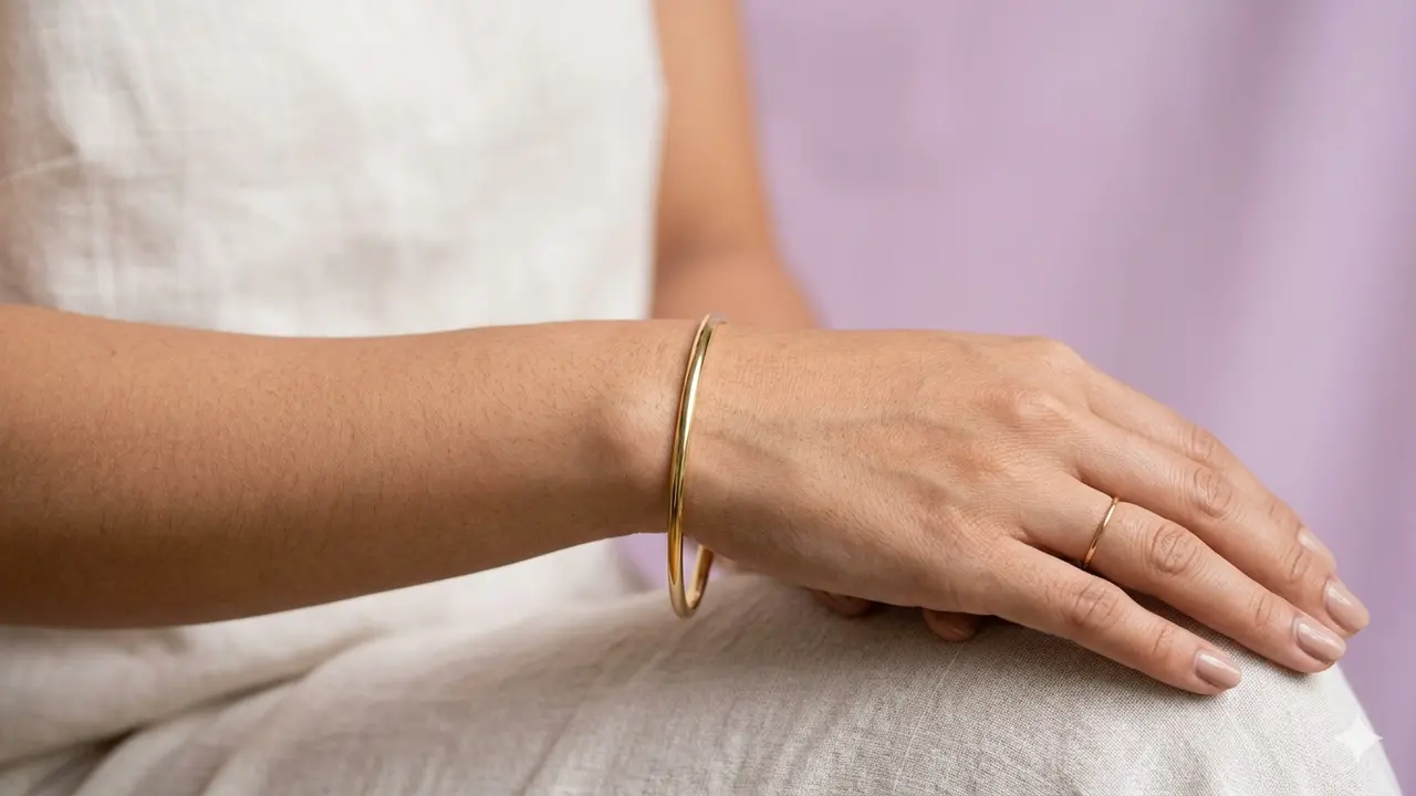 Model Gelang Emas Tipis Elegan untuk Ibu Muda Aktif. Gemini