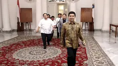 Menteri Pemberdayaan Aparatur Negara dan Reformasi Birokrasi (MenPAN-RB), Yuddy Chrisnandi mendatangi Balai Kota Jakarta, Senin (3/11/2014). (Liputan6.com/Faizal Fanani)