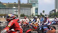 Sejumlah pembalap MotoGP melakukan parade dari Jalan Medan Merdeka Utara atau depan Istana Merdeka menuju Bundaran Hotel Indonesia (HI) Jakarta, Rabu (16/3/2022).