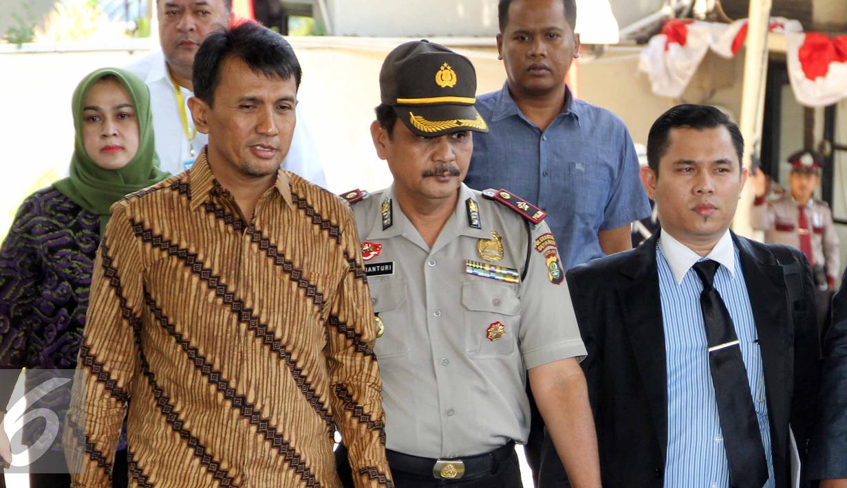 Gubernur Sumatera Utara Gatot Pujo Nugroho bersama istrinya, Evy Susanti memenuhi panggilan penyidik KPK, Jakarta, Senin (3/8/2015) Gatot diperiksa sebagai tersangka kasus dugaan suap hakim PTUN Medan. (Liputan6.com/Helmi Afandi)