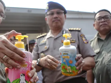 Petugas memperlihatkan produk ilegal di Pelabuhan Tanjung Priok, Jakarta, Senin (6/7/2015). Badan POM RI menyita 8 kontainer produk pertanian dan kosmetik ilegal dengan nilai Rp 13,5 miliar. (Liputan6.com/Faizal Fanani)