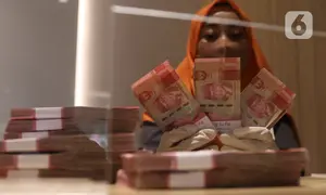Teller menghitung mata uang Rupiah di Jakarta, Kamis (16/7/2020). Bank Indonesia mencatat nilai tukar Rupiah tetap terkendali sesuai dengan fundamental. (Liputan6.com/Angga Yuniar)