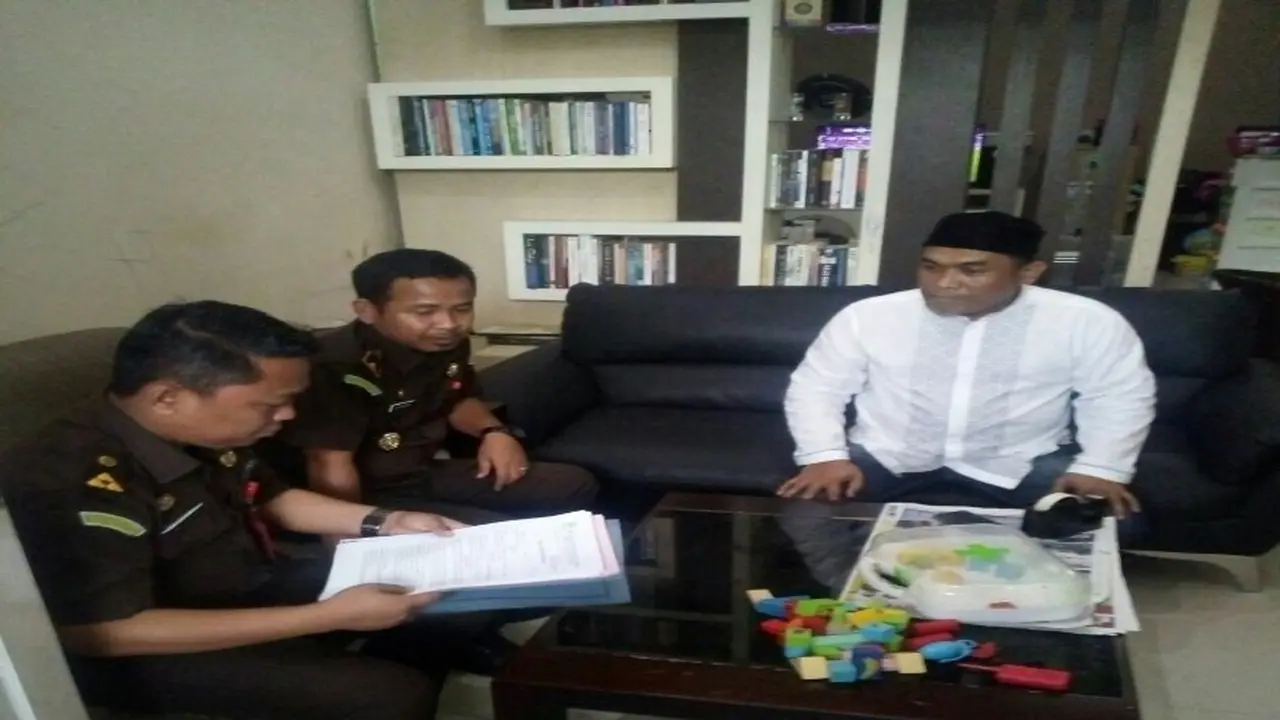 Jaksa eksekusi Mustagfir di rumahnya (Liputan6.com/ Eka Hakim)