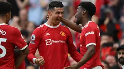 Gol pembuka Ronaldo di laga ini tercipta pada menit 7 lewat assist Anthony Elanga. Dalam sejarah Manchester United di Liga Inggris, ini tercatat sebagai beda usia terjauh antara seorang pencetak gol dan pemain yang memberi assist. (AFP/Paul Ellis)