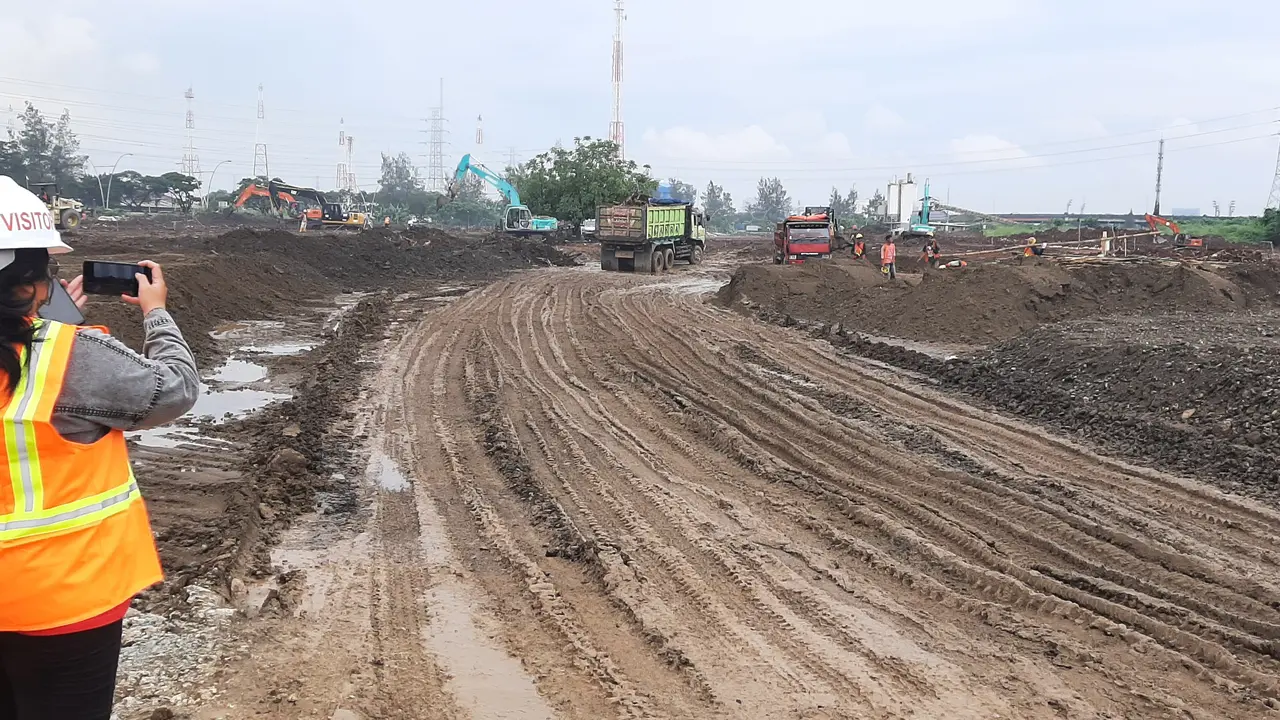 Pengerjaan sirkuit Formula E di kawasan Ancol, Jakarta Utara dikebut untuk memenuhi target penyelesaian selama 54 hari. (Liputan6.com/Yopi Makdori)