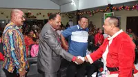 Hibur Anak-Anak, Kapolres Biak Numfor Jadi Sinterklas di Perayaan Natal