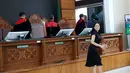 Terdakwa kasus pemerasan dan Tindak Pidana Pencucian Uang (TPPU), Nikita Mirzani usai mengikuti sidang pembacaan putusan di Pengadilan Negeri Jakarta Selatan, Selasa (28/10/2025). (Kapanlagi.com/Budy Santoso)