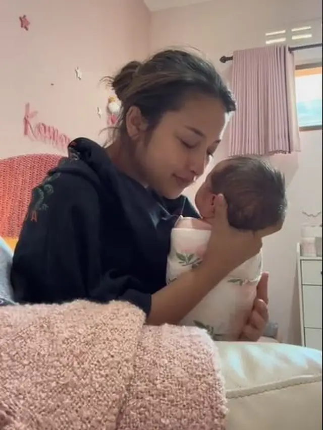 6 Potret Keseharian Jennifer Coppen Jadi Mama Muda, Antusias Ganti Popok Bayi